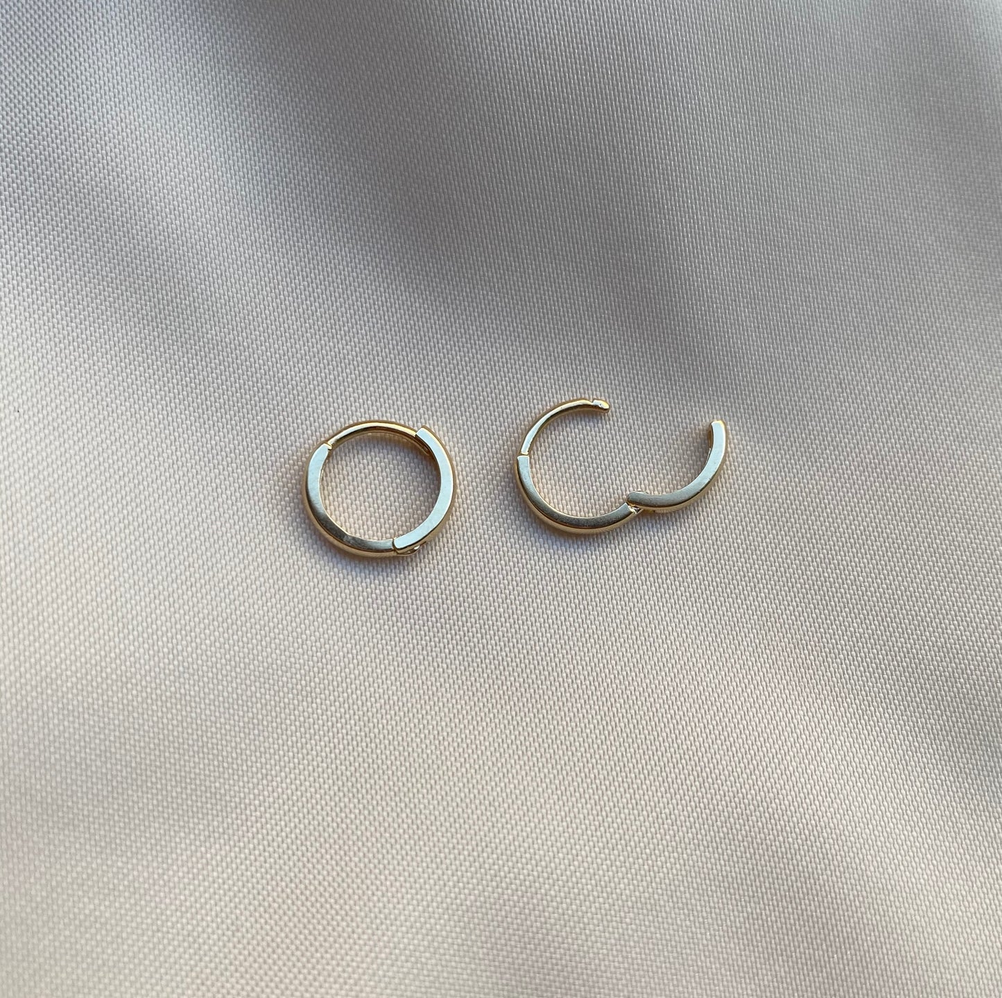 Aro Huggie de 10 mm y oro de 14 quilates
